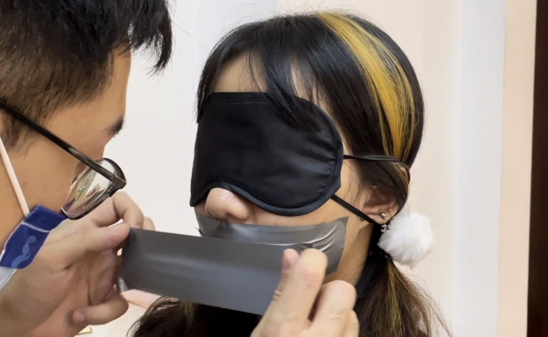 【小雨】【招模特】新模小雨，刚成年的女生，很喜欢捆绑与束缚，挣扎也很到位，那就老套路，胶带先来一波~-3