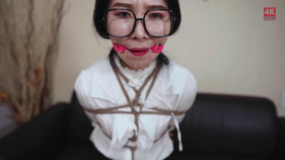 新人秘书枫玥初体验，黑丝口球紧缚，第一次戴口球，口水源源不断流出来-7