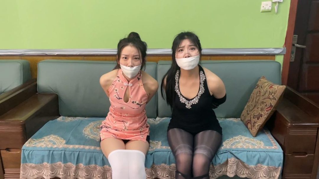 king定拍《自动拘束服装 上》美丽模特们试穿神秘品牌的服装 直播过程中服装突然变的停不下来 性感美丽的服装不停的融合包裹 将她们包裹成蠕动人棍-12