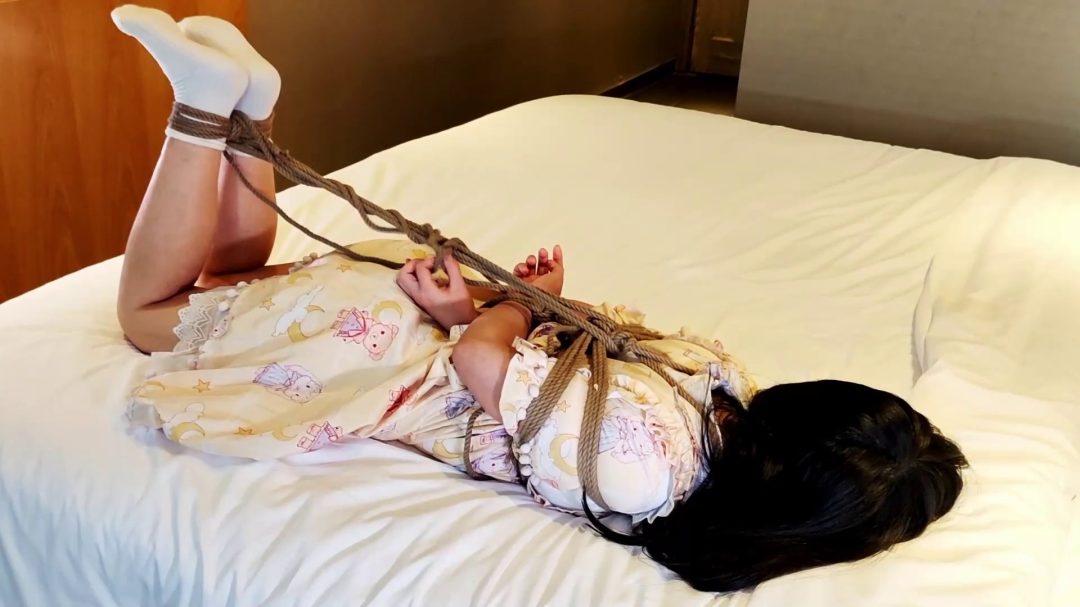 萝莉型妹子圆圆第二发，还是小裙子+小白袜，日式驷马挣扎+小白袜tk-5