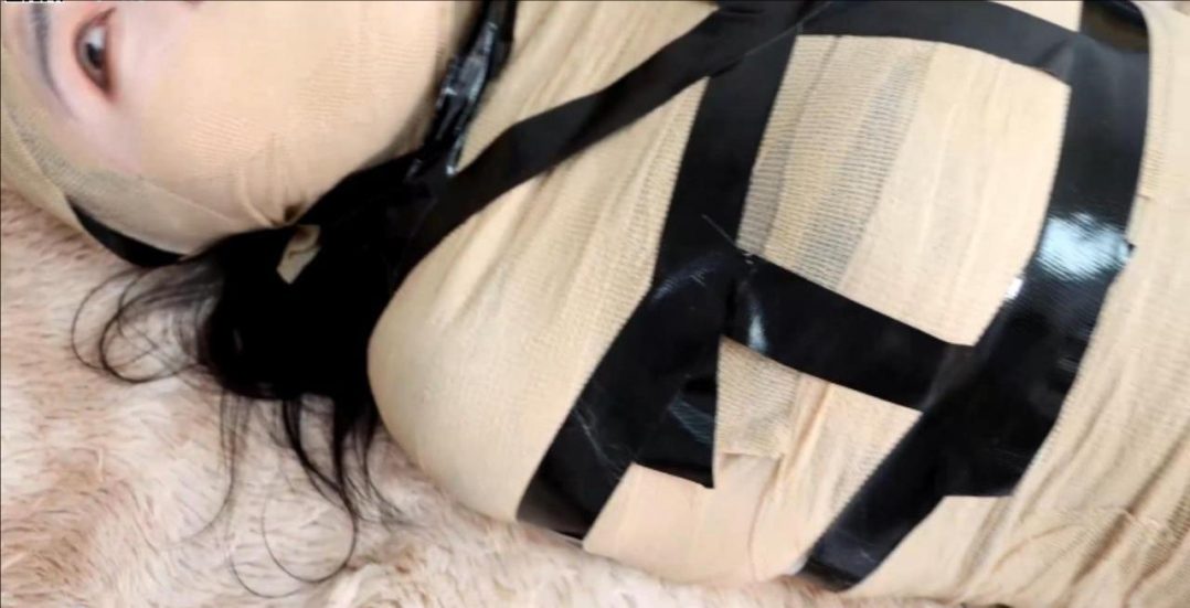 king定拍《快递~性感真人抱枕03》美女被超密集挣扎无法逃脱 被遥控器超控绷带收紧折磨 长时间挣扎拘束-3