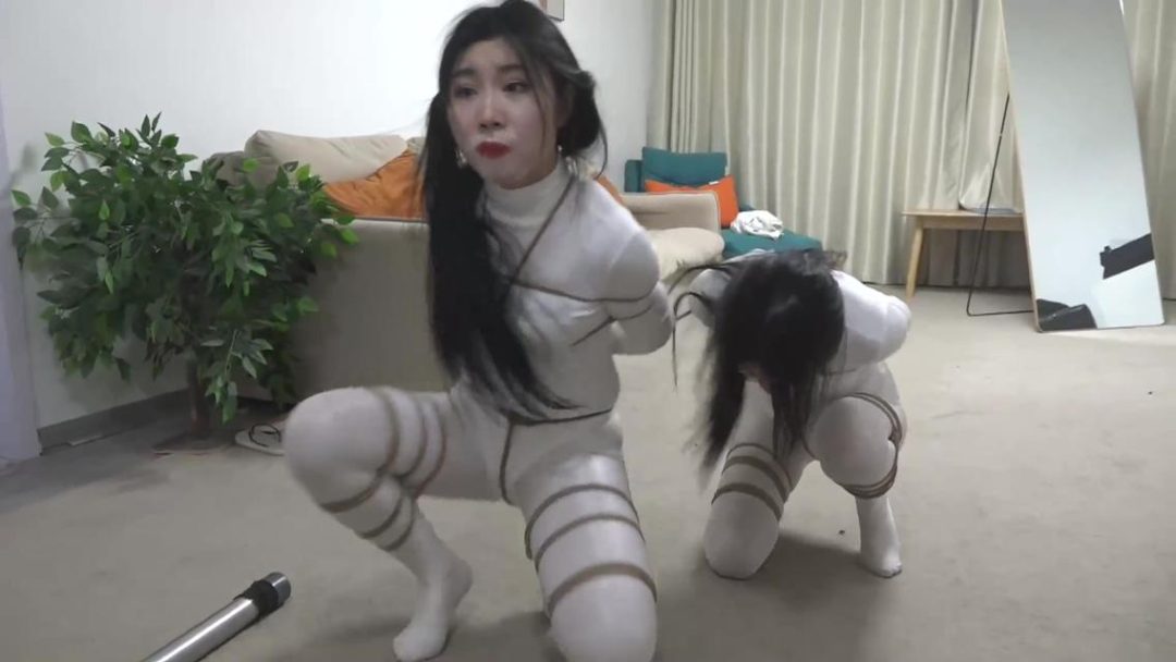 king定拍《白丝女奴直播02》刘洋 吴晗2位性感油光白丝体操服美女 美女们折叠拘-6