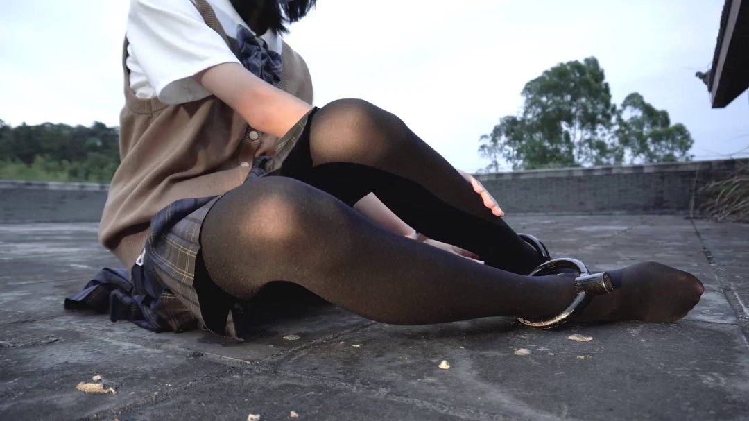 新人试镜现役JK黑丝女子优等生室内捆绑挣扎制服鞋户外镣铐行走-6