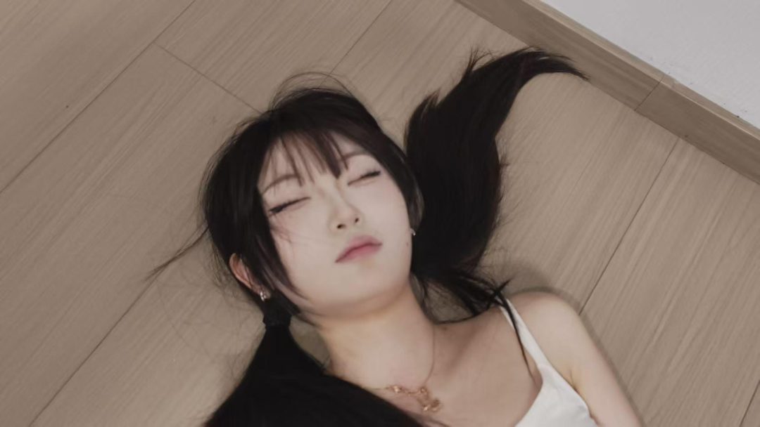 黑心老板盯上，捂晕并翻眼皮，张开嘴，玩弄四肢，摆各种姿势，并最后丢弃在一旁-5