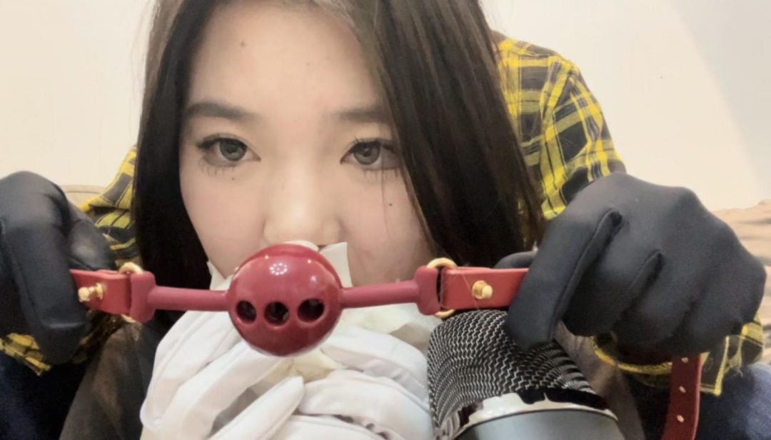 【小贝ASMR】小贝的口球+多层胶带助眠，口水封存了半小时-8