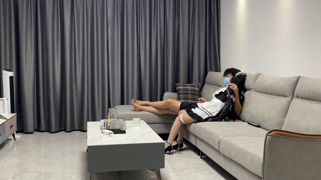 女仆装手铐脚铐自缚打扫卫生，因挡主人看电视被主人戴单手套惩罚+打屁股-7