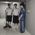 【鑫鑫工作室】林静如因职场的卫生打扫问题与同事发生口角，后因奶奶生病住院而逃狱，被李抓住并带回。在审讯中，解释自己因担心奶奶病情而逃跑，但被认为情节严重，需更换戒具并加重处罚。威胁她若再逃将面临更重刑