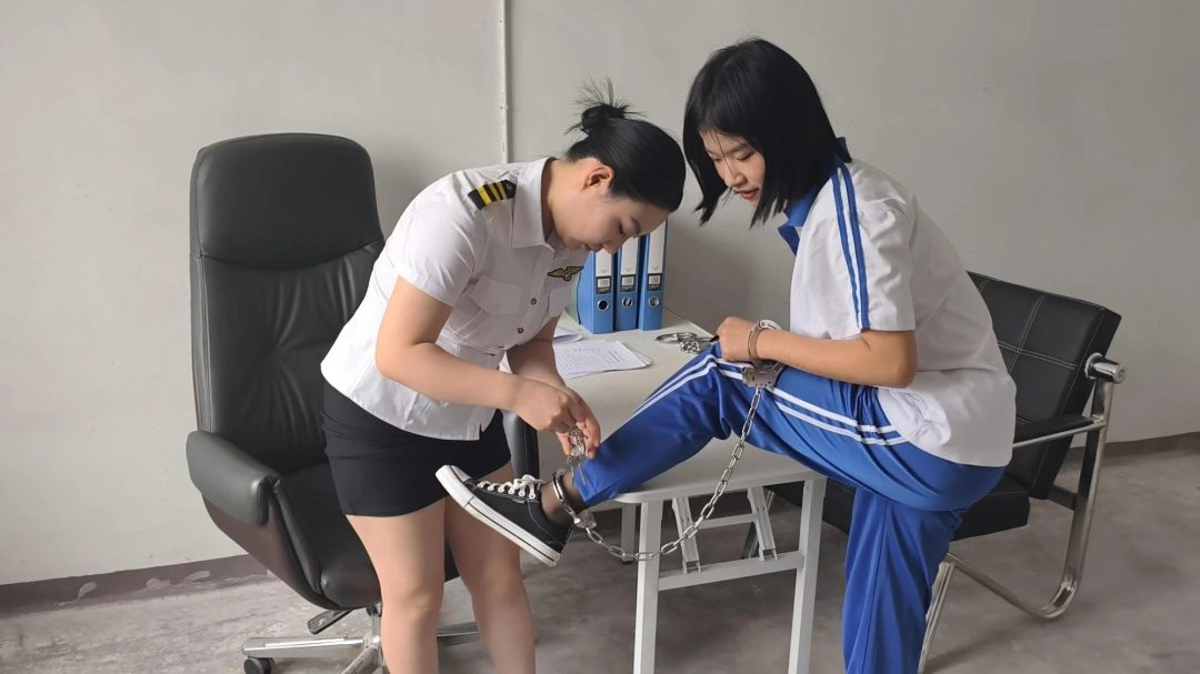 【鑫鑫工作室】反骨妹妹体验记-新模特小儒扮演不想上学的妹妹，来姐姐单位找姐姐玩，想体验监狱生活当女囚，兴奋的拿起手铐脚铐把自己铐起来，姐姐为了惩罚妹妹，套路她给她戴上最重的脚镣，各种重镣都给妹妹挨-2