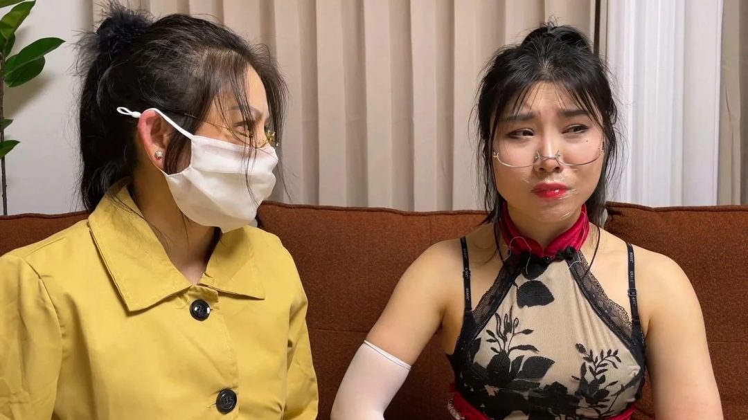 king云雀定拍《罕见双人伪装拘束 01》饱和式剧情 超有趣的双人伪装 一个是大衣伪装拘束 一个是高科技木偶人操控 双人互相看不出对方的拘束 超有趣的戏剧冲突-4