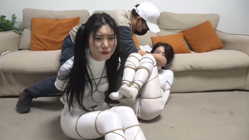 king定拍《鬼屋缚影——超密集拘束》刘洋 吴晗性感油光白丝美女 全身从脖子捆绑到脚掌 超密集拘束 性感白丝人棍-3