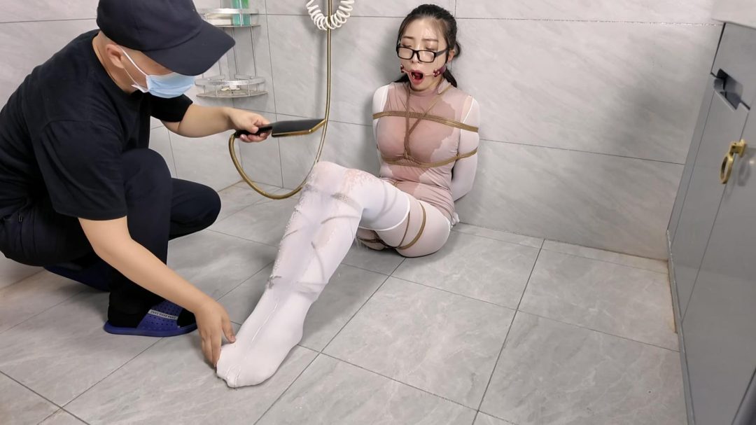 king定拍《高傲女董事 被强制调教02》饱和式剧情 性感成熟的眼镜御姐 丝袜包裹 湿透喷水玩弄 绳子收紧不停的勒紧美肉 性感御姐娇喘连连~-4