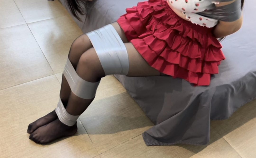 【小依】【小汪】【小杨】3个人的简单挣脱实验5，这一次，给妹子的黑丝，打了很多的小镜头，黑丝就是好看，喜欢~-7