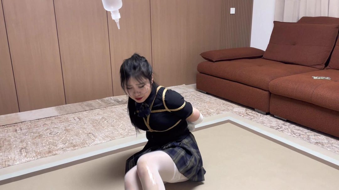 ing云雀定拍《双层白丝美女—油光丝袜01》粘液丝袜 双层白丝丝袜包裹 朋友在边上听歌 美女努力蠕动求救不能-5