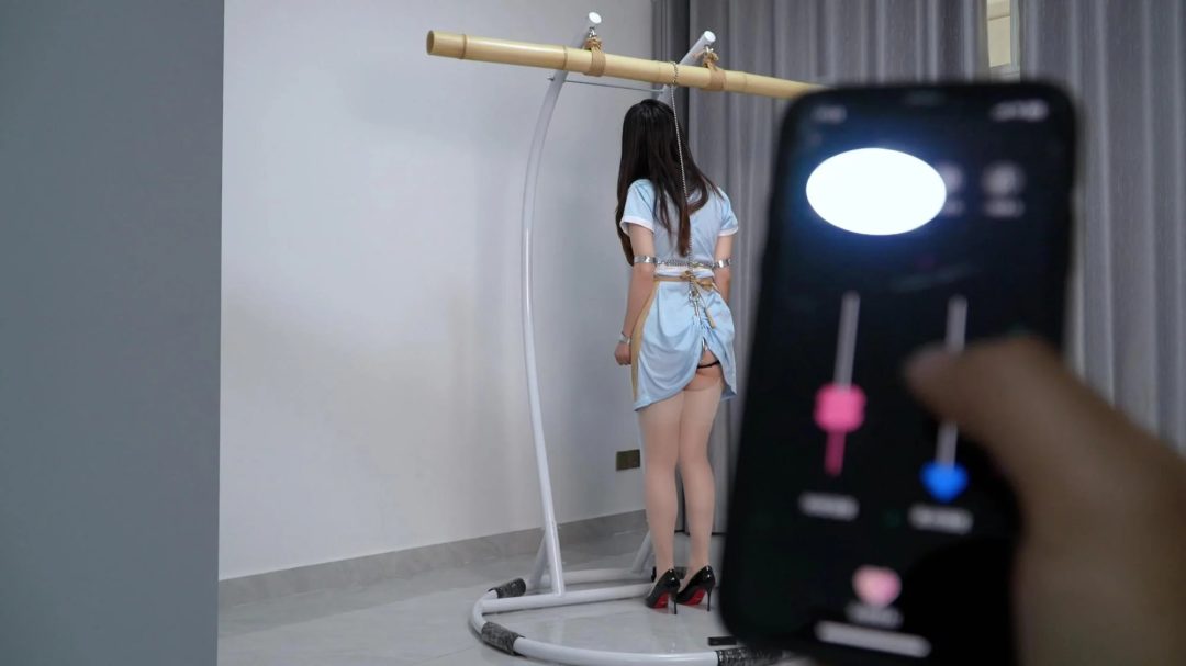 我的Sub小娇妻第一集：被惩罚的小娇妻（手铐臂拷/鞋内红豆/*钩固定/吸允玩具/好利来制服/）-7