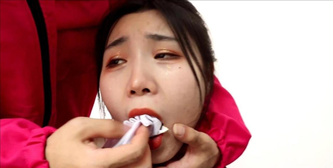 king影视剧级定拍《鱿鱼游戏sm版01》性感黑丝旗袍美女+各种有趣的sm挑战游戏！30分钟以上超长时间捆绑剧情片！-5