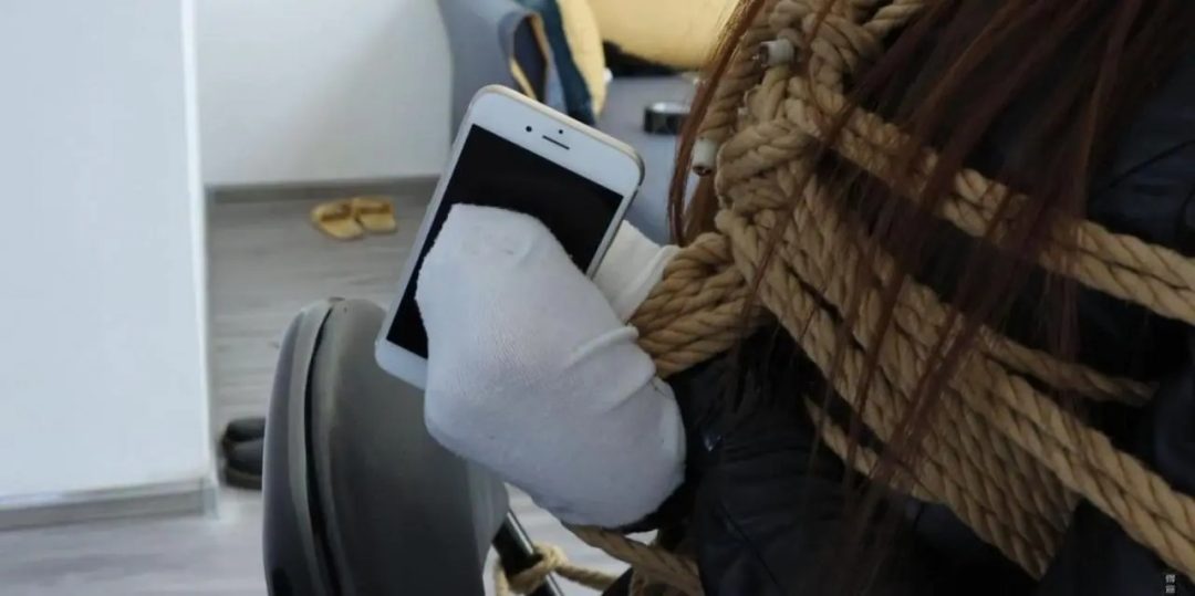 king定拍《杀手对杀手02》气质御姐美女杀手 被多重堵嘴蒙眼 手部球形包裹 特殊的定时炸弹 危机did风格-2