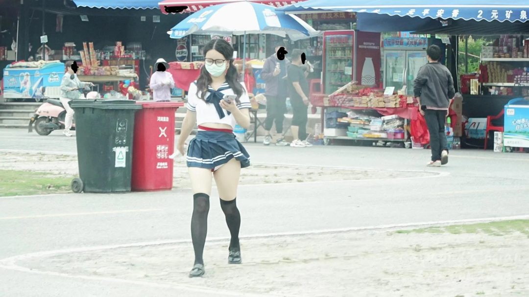 【Raymond】（精品户外）极致的人前羞耻之旅：一整天的多场景的户外羞耻TJ（羞耻着装+绳衣+很多人前的镜头+路边摊买东西等等很多场景）-4