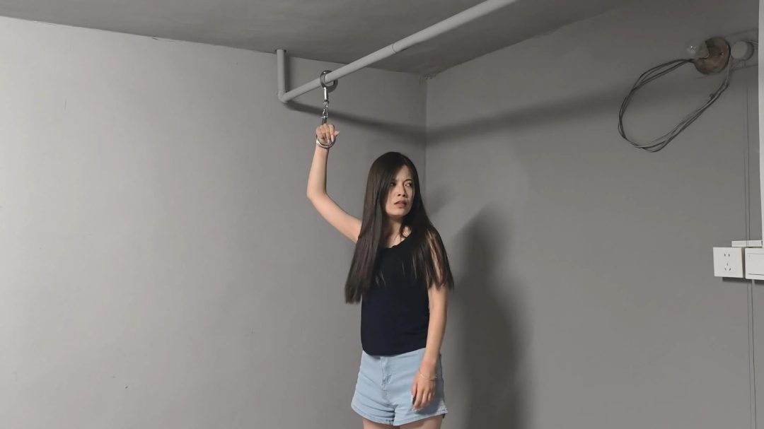 【鑫鑫工作室】新场地模特小涵出演女犯本系列第二部，四女囚系列之女大学生人案，周雨涵因故意s人被捕，户外逃窜被抓捕，户外指认现场，模拟监室新场地真实感飙升-4