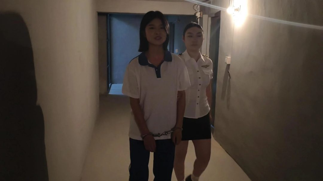 【鑫鑫工作室】反骨妹妹体验记-新模特小儒扮演不想上学的妹妹，来姐姐单位找姐姐玩，想体验监狱生活当女囚，兴奋的拿起手铐脚铐把自己铐起来，姐姐为了惩罚妹妹，套路她给她戴上最重的脚镣，各种重镣都给妹妹挨-3
