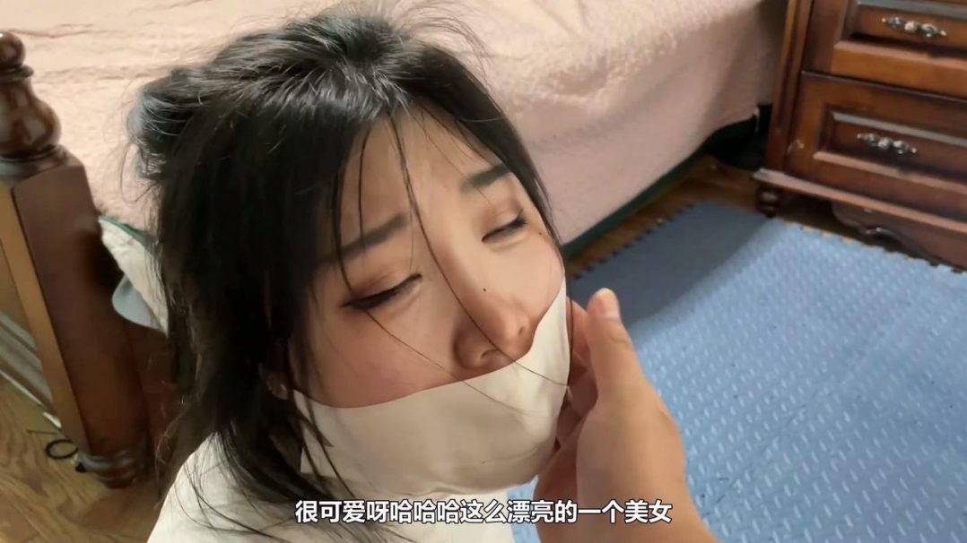 king定拍《过于谨慎的小偷 下》美女严密包裹木乃伊 使出浑身解数求救逃脱 每次即将逃脱都功亏一篑 美女挣扎全片卖力挣扎~-9