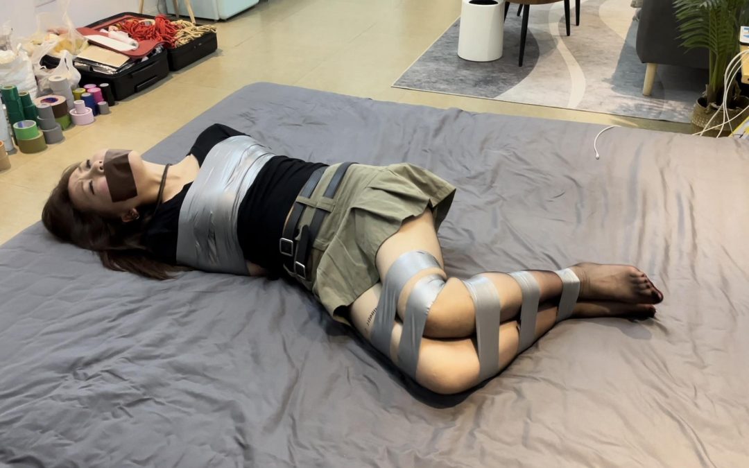 【小陈】 胶带的紧实捆绑后，床上挣扎，“呜呜呜”，就是挣脱不开~-8