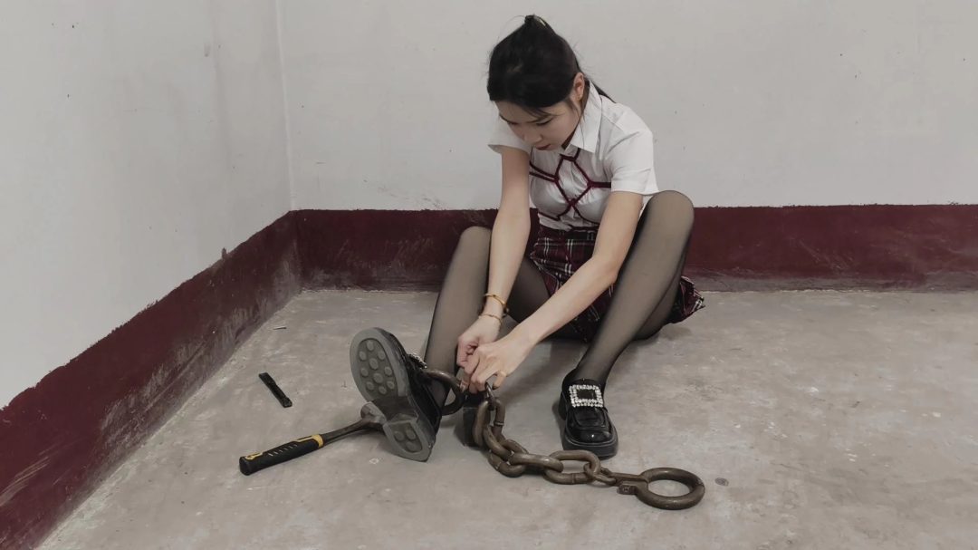 【鑫鑫工作室】小主播露出～遇见 根据女主播做任务露出被发现素材改编。 在某魔王台真播的小主播接各种任务挑战，榜一大哥刷礼物下达任务让戴手铐，脚镣，口球，做户外露出任务-1