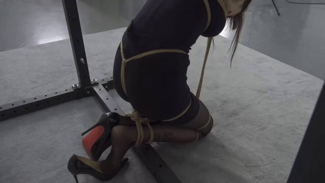 可可紧缚初体验（上集）黑丝吊带裙直臂跪缚吊-5