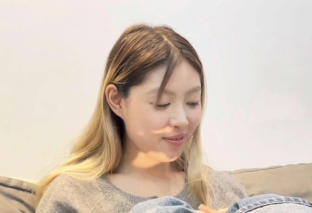 【小晗】小唅自己动手，3种胶带封嘴+脚部按摩，小唅笑起来的样子，很美-8