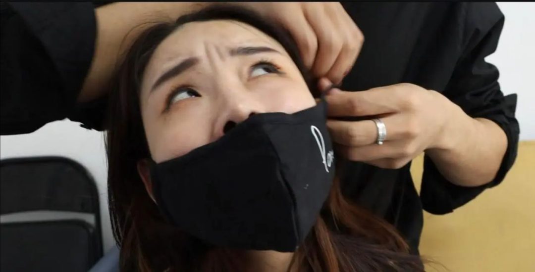 king定拍《伪装拘束真人版02》发现被密集捆绑的美女让男人起了歹心 于是被加固捆绑 可怜的美女就这样又被伪装拘束倒卖了~-4