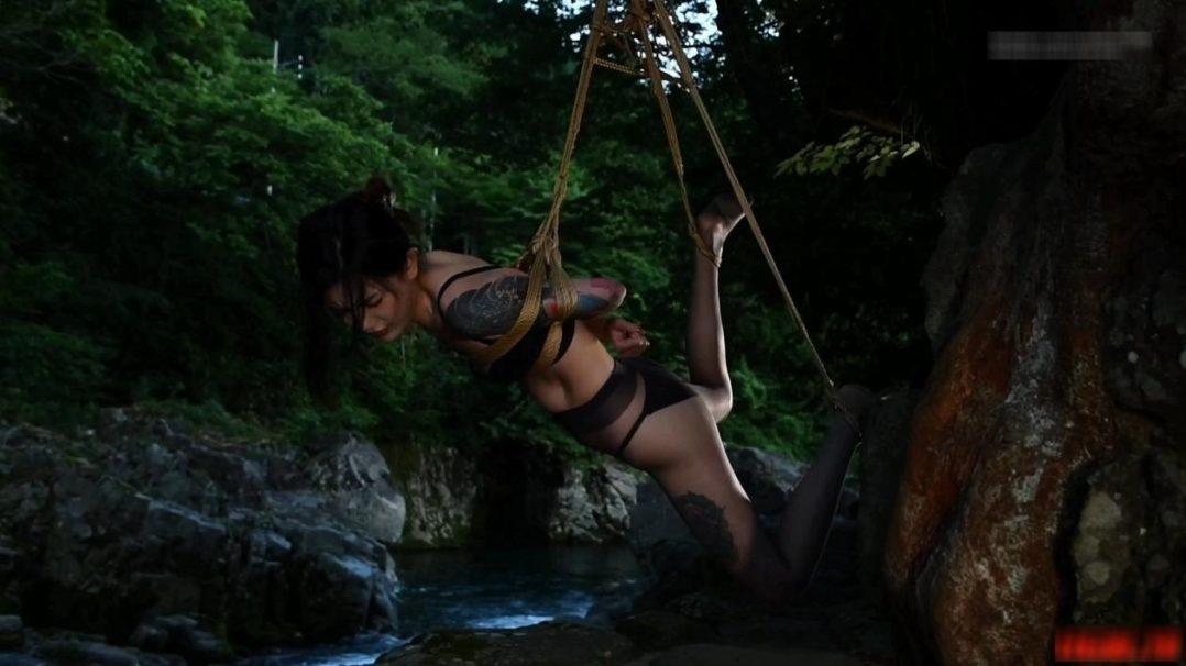 《甜甜日本旅拍瀑布黑丝吊绑》 甜甜-6