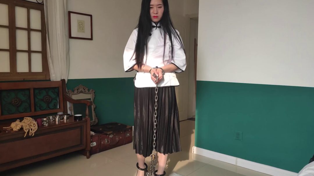 户外公园 手铐脚镣五花大绑逛公园 五四学生装 红肚兜-1