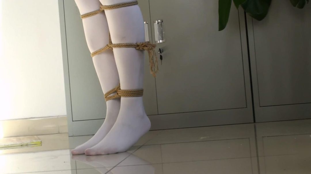 king经典定拍合集《丝袜美女的极限股绳 踮脚吊缚》3位丝袜美女 丝袜美脚吃力踮脚 强制股绳吊缚-3