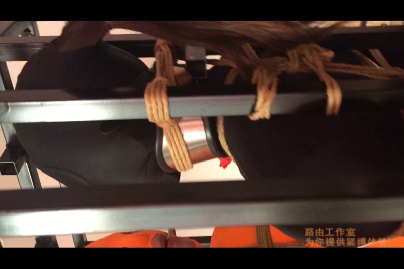 两个M 被锁在一起 镣铐囚笼-7