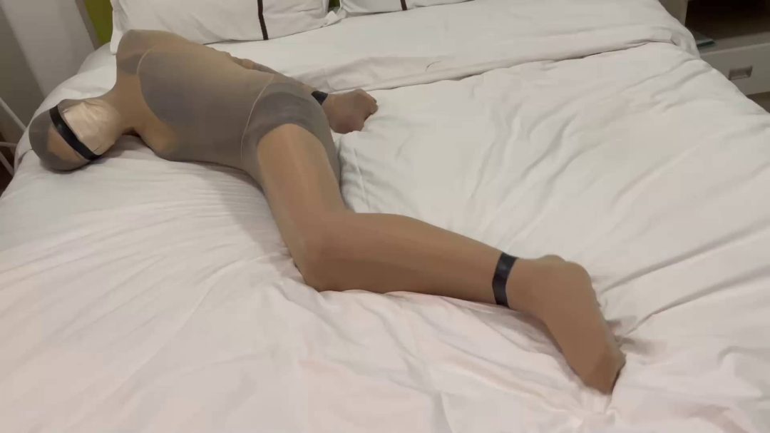 美女演示 油亮丝袜全包木乃伊详细教学-7