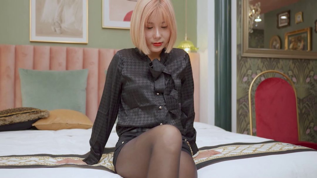 卧室里的执勤官，黑丝、床头、柱子，性感妩媚-1