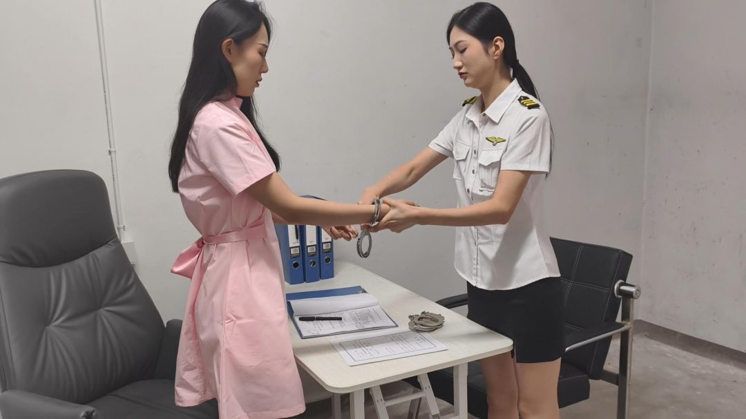 【鑫鑫工作室】周洁因涉嫌一起逮捕，她是一名美容院护士，与一名男顾客发展为男女朋友关系。某天，她给男朋友的老婆做面部护理时，在其美容针中掺了，导致对方。-1