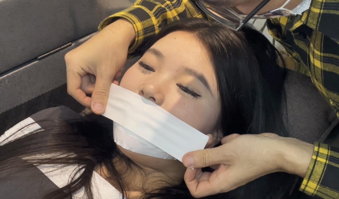 【小贝】许久不见的小贝，还是熟悉的配方，先是防水肤膜，然后白色胶带沾满脸，穿着黑丝，慢慢挣扎吧-10