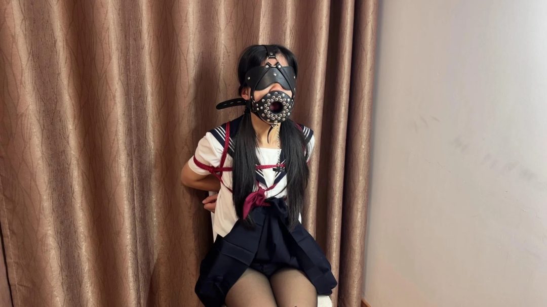 楼道里面怎么会有一个黑丝JK学妹？不仅被捆绑着，还光脚没穿鞋？-3