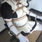 白丝女仆椅子缚布条蒙眼堵嘴勒脖电击