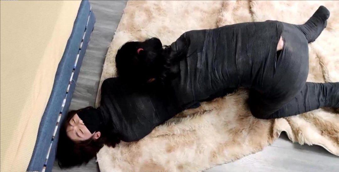 king剧情定拍！《神秘双人木乃伊下》2个美女被完美木乃伊全包 全包卖力挣扎全程吃力蠕动 超稀有双人木乃伊挣扎-8