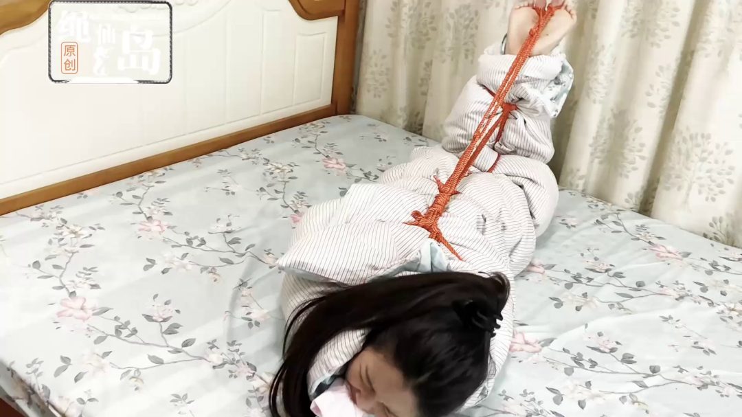 诗诗黑丝全身连体袜，五花捆脚，被子包裹捆上驷马-3