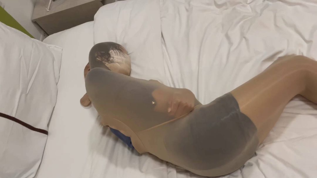 美女演示 油亮丝袜全包木乃伊详细教学-3