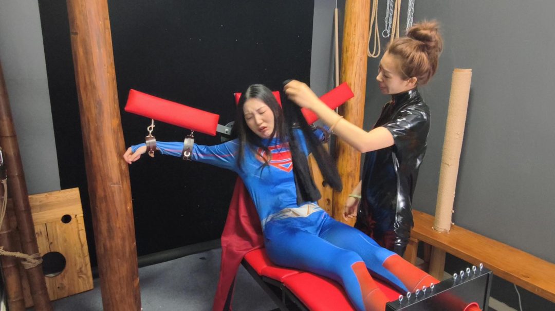 神奇女侠找到暗夜女王索要文件，结果被暗算，绑起来后TK，神奇女侠最后的结局会是什么。-4