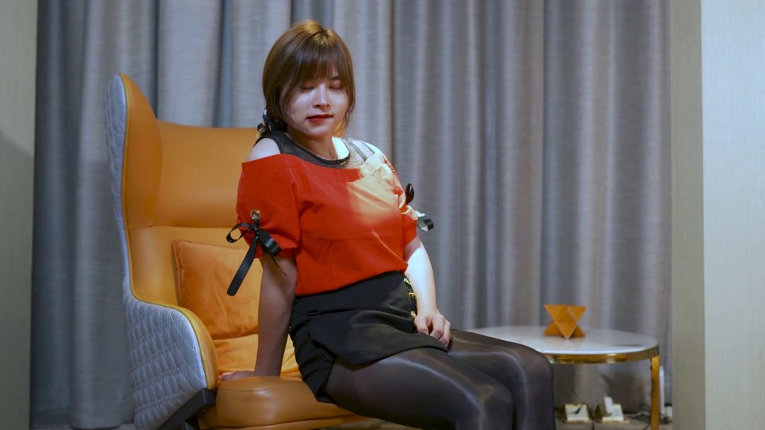 复古红色裙装，丝巾稍加点缀，紧贴柱子-2