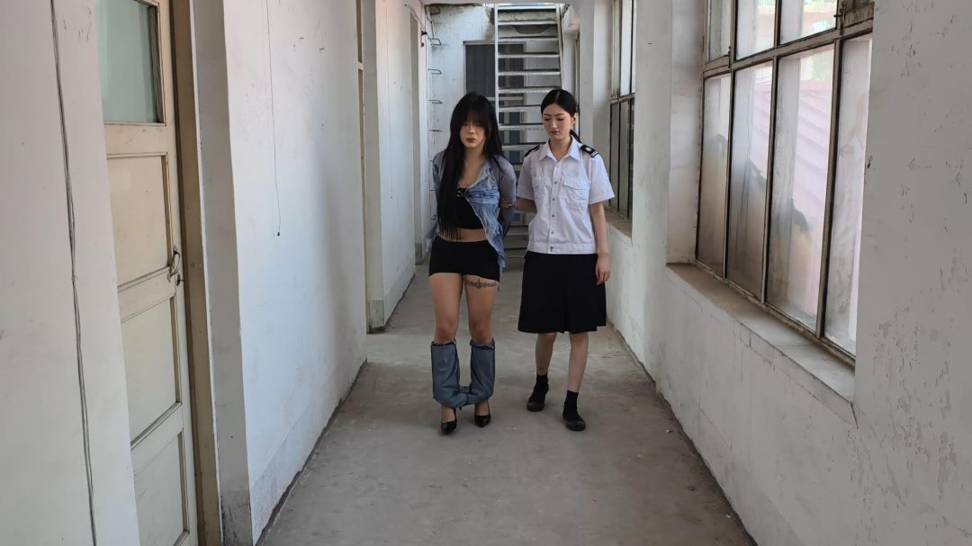 【鑫鑫工作室】一名女子因转发YH视频而被传唤自首。她声称自己只是觉得好玩，并未故意传播。然而，她的行为已构成犯罪，并对其进行了严厉的批评和惩罚，包括让她赤脚蹲下、提裤子等羞辱行为-2