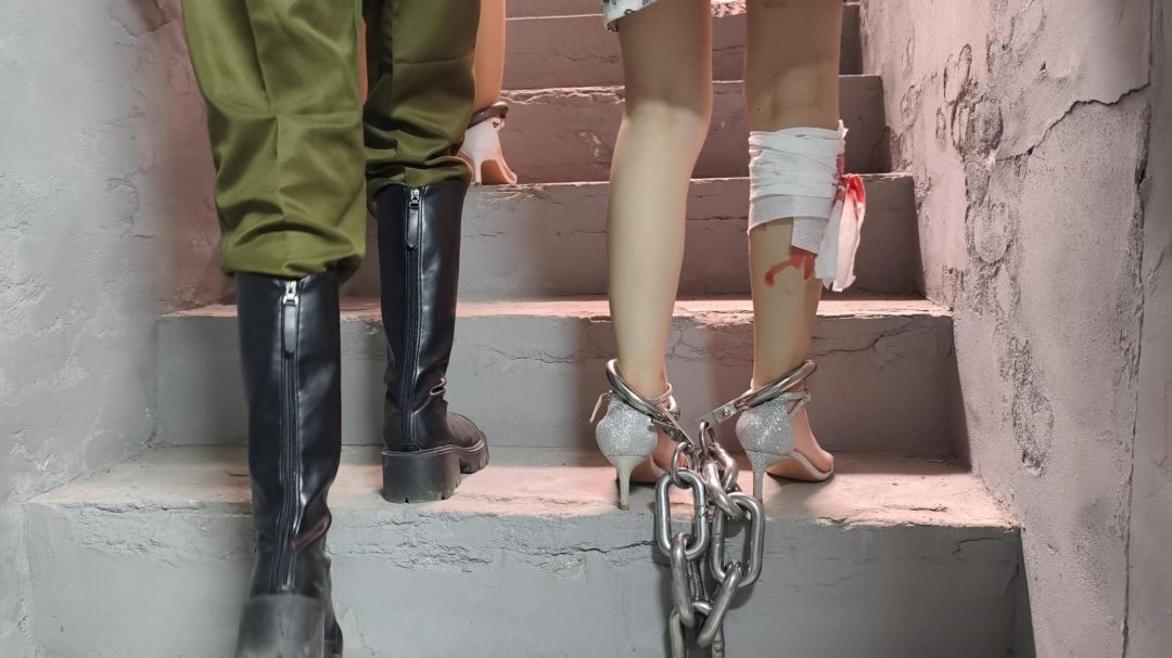 【鑫鑫工作室】黎明前的较量-两名地下情报交易者被抓捕，为了不泄露情报受尽各种折磨，老虎凳，夹脚指头，鞭子抽打，被子弹打伤，胆小的妹妹被吓得哇哇大哭，也无济于事。新人模特，希望大家多支持原创定拍。-12