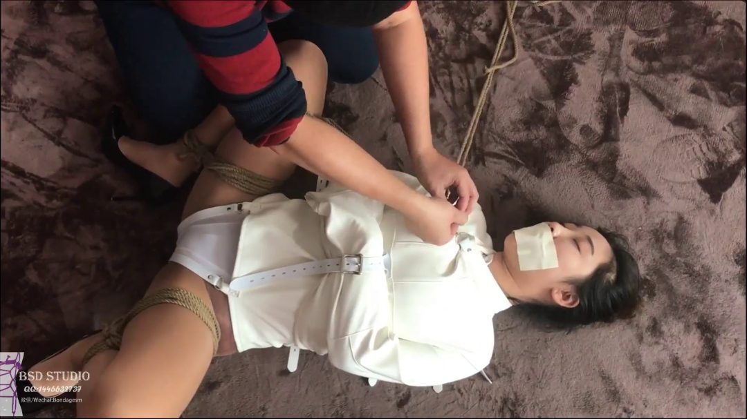 BSD 漂亮小妹穿着性感丝袜高跟被用束缚衣紧缚在地，嘴上封上胶布看她挣扎随后增加她的逃脱难度-6