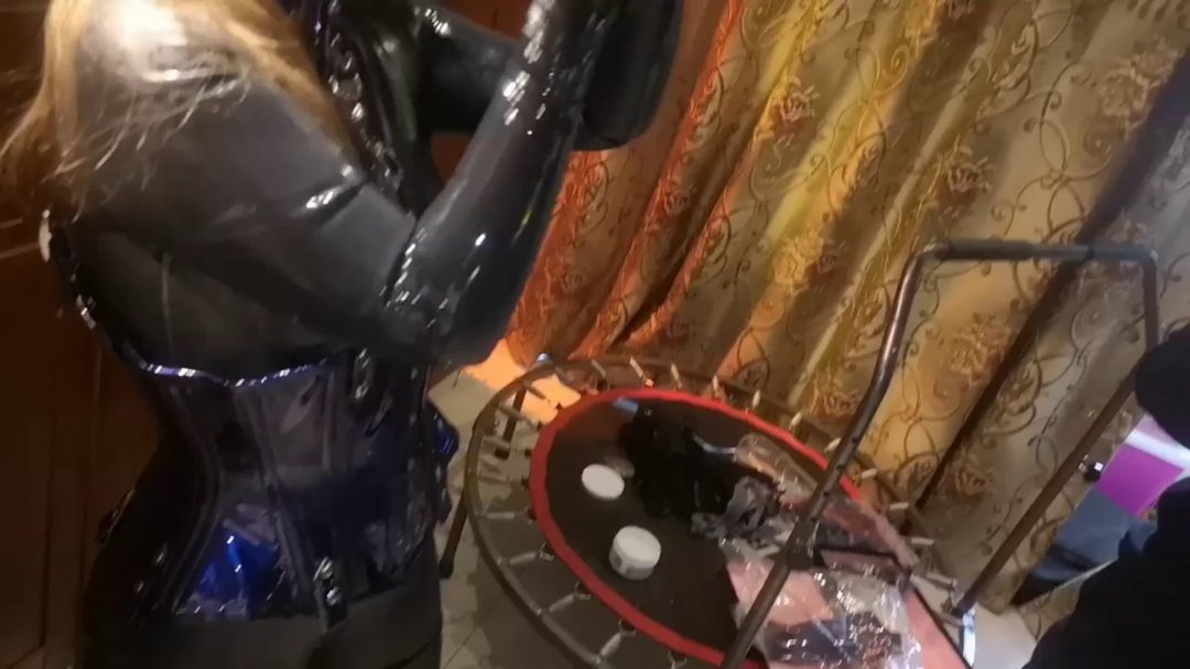 LATEX紧身束衣 过膝长靴 被圈养的胶衣宠物女孩-1