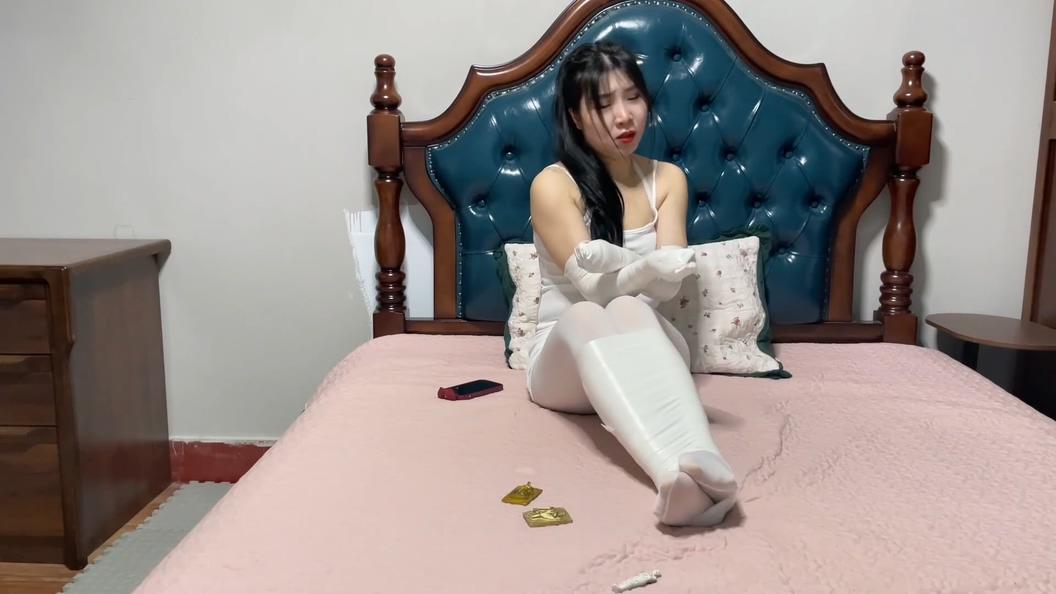 king定拍《美女直播的木乃伊诅咒 上》主播美女介绍埃及文物 但没想到文物是带诅咒的 身体被洁白的绷带包裹成埃及木乃伊~-6