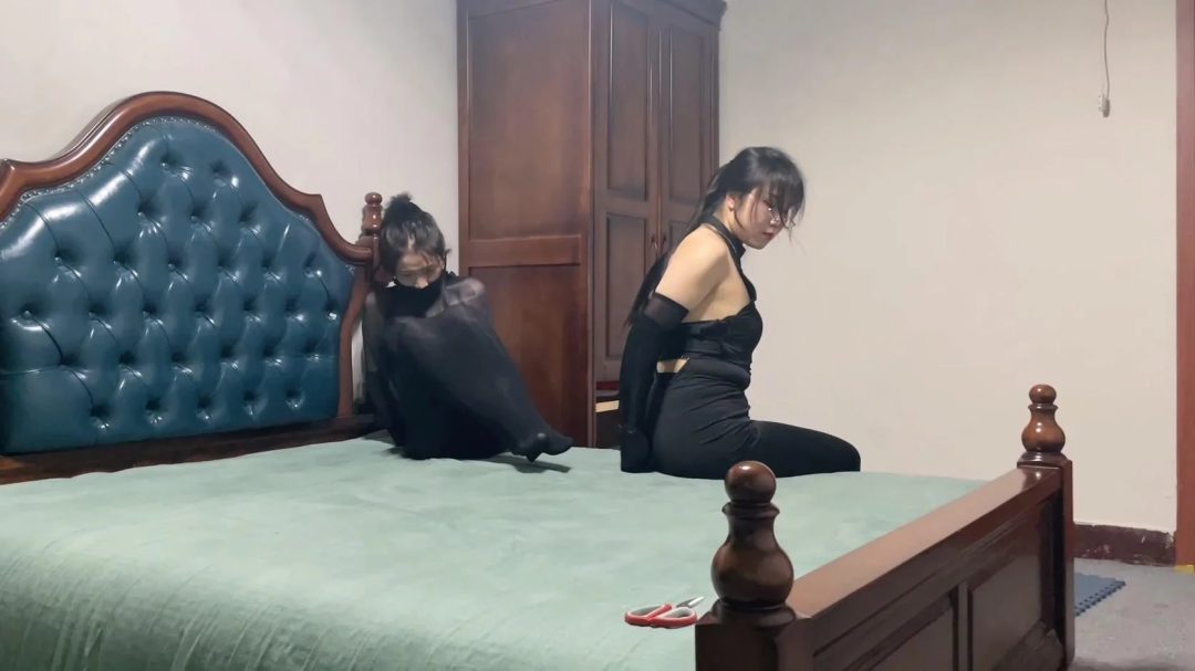 king定拍《紧缚晚礼服 止步拘束裙 下》完美还原漫画拘束 双人美女模特拘束晚礼服 被迫直播介绍身上的服装 吴晗和刘洋强强联手-3